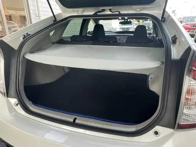 トヨタ プリウス S ツーリングセレ G’s 愛知県 2012(平24)年 14.6万km ホワイトパールクリスタルシャイン G’s専用装備/・エアロバンパー／リアガーニッシュ/・LEDイルミネーションビーム/・ブラック加飾付HIDヘッドライト/・大径マフラー/・専用チューニングサスペンション/・専用18インチAW/・レッドステッチ入ディンプル革巻きステアリング/・カーボン調シフトパネル/・レッドステッチ＆ロゴ刺繍入シート/・ロゴ入レッドパワースイッチ/・アルミペダル/社外HDDナビ〈CN-H500WD〉/DVD／Bluetooth／MS／地デジTV/バックビューカメラ/社外前後ドラレコ〈DRY-TW7500〉/スマートキー