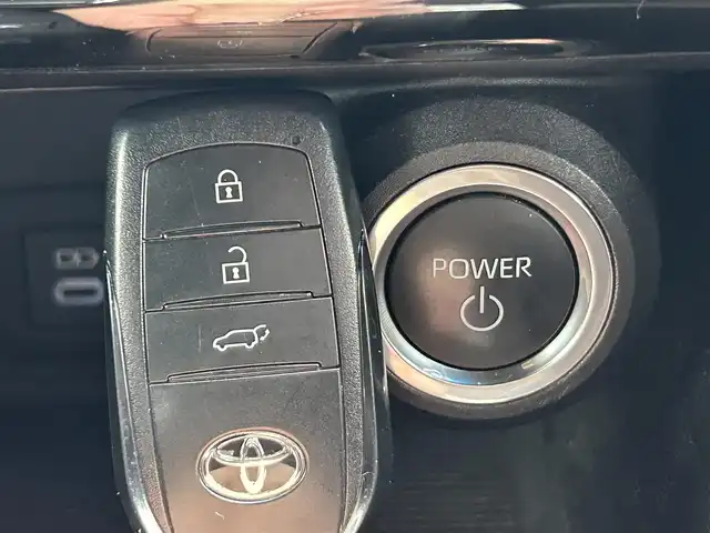 トヨタ ハリアー ハイブリッド G 静岡県 2023(令5)年 3.5万km プレシャスブラックパール 12.3インチディスプレイオーディオ/（FM/AM/フルセグTV/Bluetooth）/クルーズコントロール/スマートキー/スペアキー/プッシュスタート/ビルトインETC2.0/バックカメラ/前方ドラレコ/運転席パワーシート/運転席シートヒーター/オートライト/オートハイビーム/LEDヘッドライト/前後コーナーセンサー/純正18AW