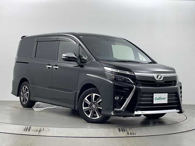 トヨタ ヴォクシー ZS 煌 埼玉県 2018(平30)年 4.5万km イナズマスパーキングブラックガラスフレーク ・純正ナビ/AM/FM/CD/DVD/フルセグTV/・バックカメラ/・前方ドライブレコーダー/・ETC2.0 /・アイドリングストップ/・AHB/・LDA/・PCS/・クルーズコントロール/・ステアリングリモコン/・ecoモード/・先行車接近/・純正フロアマット/・純正ドアバイザー/・ロールサンシェード/・電格ミラー/・ウィンカーミラー/・Fフォグランプ/・全席レザー調シートカバー付