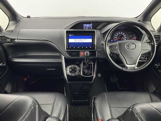 トヨタ ヴォクシー ZS 煌 埼玉県 2018(平30)年 4.5万km イナズマスパーキングブラックガラスフレーク ・純正ナビ/AM/FM/CD/DVD/フルセグTV/・バックカメラ/・前方ドライブレコーダー/・ETC2.0 /・アイドリングストップ/・AHB/・LDA/・PCS/・クルーズコントロール/・ステアリングリモコン/・ecoモード/・先行車接近/・純正フロアマット/・純正ドアバイザー/・ロールサンシェード/・電格ミラー/・ウィンカーミラー/・Fフォグランプ/・全席レザー調シートカバー付
