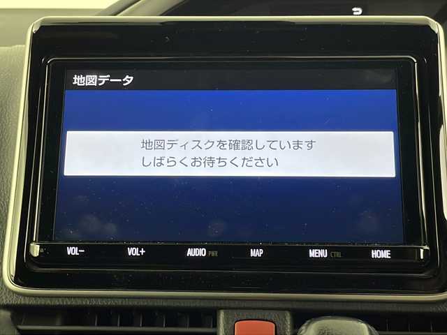 トヨタ ヴォクシー ZS 煌 埼玉県 2018(平30)年 4.5万km イナズマスパーキングブラックガラスフレーク ・純正ナビ/AM/FM/CD/DVD/フルセグTV/・バックカメラ/・前方ドライブレコーダー/・ETC2.0 /・アイドリングストップ/・AHB/・LDA/・PCS/・クルーズコントロール/・ステアリングリモコン/・ecoモード/・先行車接近/・純正フロアマット/・純正ドアバイザー/・ロールサンシェード/・電格ミラー/・ウィンカーミラー/・Fフォグランプ/・全席レザー調シートカバー付