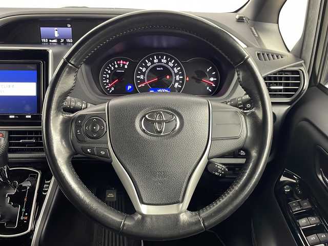 トヨタ ヴォクシー ZS 煌 埼玉県 2018(平30)年 4.5万km イナズマスパーキングブラックガラスフレーク ・純正ナビ/AM/FM/CD/DVD/フルセグTV/・バックカメラ/・前方ドライブレコーダー/・ETC2.0 /・アイドリングストップ/・AHB/・LDA/・PCS/・クルーズコントロール/・ステアリングリモコン/・ecoモード/・先行車接近/・純正フロアマット/・純正ドアバイザー/・ロールサンシェード/・電格ミラー/・ウィンカーミラー/・Fフォグランプ/・全席レザー調シートカバー付
