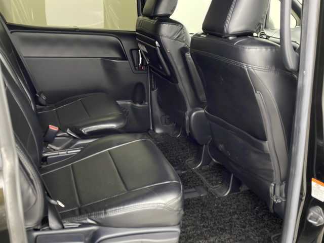 トヨタ ヴォクシー ZS 煌 埼玉県 2018(平30)年 4.5万km イナズマスパーキングブラックガラスフレーク ・純正ナビ/AM/FM/CD/DVD/フルセグTV/・バックカメラ/・前方ドライブレコーダー/・ETC2.0 /・アイドリングストップ/・AHB/・LDA/・PCS/・クルーズコントロール/・ステアリングリモコン/・ecoモード/・先行車接近/・純正フロアマット/・純正ドアバイザー/・ロールサンシェード/・電格ミラー/・ウィンカーミラー/・Fフォグランプ/・全席レザー調シートカバー付