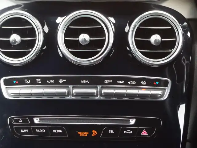 メルセデス・ベンツ ＧＬＣ２２０ d 4マチックスポーツ 埼玉県 2019(平31)年 4.7万km ダイヤモンドホワイト ブラックハーフレザーシート/アダプティブクルーズコントロール/レーダーセーフティパッケージ/ヘッドアップディスプレイ/パークセンサー/ブラインドスポットモニター/全周囲カメラ/純正ナビ/ETC/フルセグTV/シートヒーター/シートポジションメモリー機能/Bluetooth