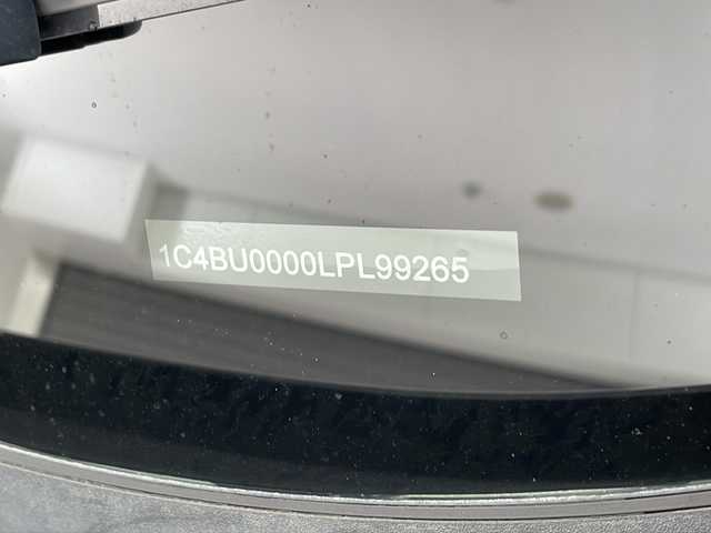 クライスラー・ジープ ジープ レネゲード リミテッド 兵庫県 2020(令2)年 3.2万km 黒 ・純正ナビ/・Bluetooth/フルセグテレビ/AUX/AM/FM/・バックカメラ/・前面衝突警報/・ブラインドスポットモニター/・車線逸脱警報システム/・横滑り防止装置/・レーダークルーズコントロール/・アイドリングストップ/・後方コーナーセンサー/・前席パワーシート/・前席シートヒーター/・ステアリングヒーター/・ステアリングスイッチ/・レザーシート/・電動パーキングブレーキ/・防眩ミラー/・ヘッドライトレベライザー/・オートマチックハイビーム/・LEDオートライト/・フォグランプ/・純正17インチアルミホイール/・ビルドインETC2.0/・W＋サイドエアバッグ/・エンジンスタートボタン/・スマートキー/・スペアキー/・保証書/・取扱説明書