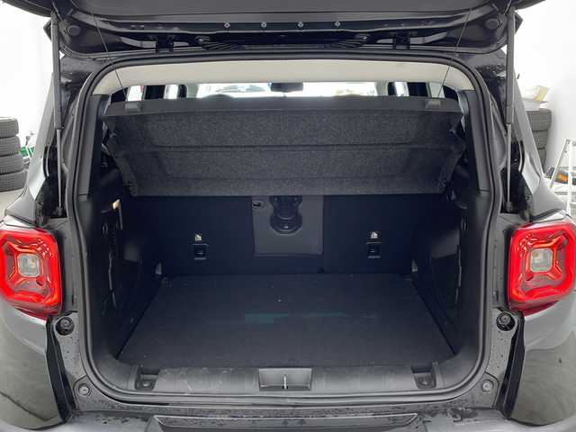 クライスラー・ジープ ジープ レネゲード リミテッド 兵庫県 2020(令2)年 3.2万km 黒 ・純正ナビ/・Bluetooth/フルセグテレビ/AUX/AM/FM/・バックカメラ/・前面衝突警報/・ブラインドスポットモニター/・車線逸脱警報システム/・横滑り防止装置/・レーダークルーズコントロール/・アイドリングストップ/・後方コーナーセンサー/・前席パワーシート/・前席シートヒーター/・ステアリングヒーター/・ステアリングスイッチ/・レザーシート/・電動パーキングブレーキ/・防眩ミラー/・ヘッドライトレベライザー/・オートマチックハイビーム/・LEDオートライト/・フォグランプ/・純正17インチアルミホイール/・ビルドインETC2.0/・W＋サイドエアバッグ/・エンジンスタートボタン/・スマートキー/・スペアキー/・保証書/・取扱説明書