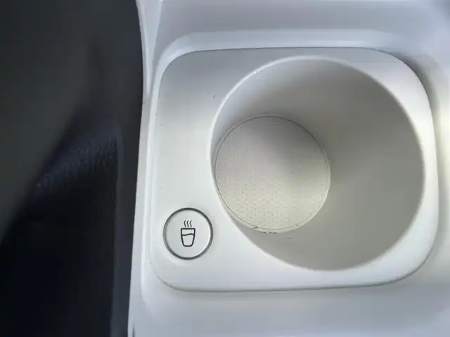 ダイハツ ムーヴ キャンバス ストライプス G 香川県 2023(令5)年 0.1千km シャイニングホワイトパール/サンドベージュメタリック 登録済み未使用車/両側パワースライドドア/シートヒーター/フルファブリックシート/スマートアシストII/→衝突回避支援ブレーキ機能/→LKC（レーンキープコントロール）/→コーナーセンサー（前後）/→車線逸脱警報機能/→ブレーキ制御付き誤発進抑制機能（前後）/→ふらつき警報/→先行車発進おしらせ機能/LEDオートライト/LDEフォグランプ/ステアリングスイッチ/オートホールド機能/電動格納ミラー/ホっとカップホルダー（保温機能・前席）/スマートキー/スペアキー