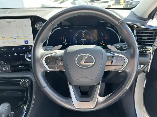 レクサス ＮＸ 350h バージョンL 広島県 2023(令5)年 3.7万km ソニッククォーツ ワンオーナー/純正メモリーナビ/　【BT/フルセグTV/USB/Miracast】/全方位カメラ/クルーズコントロール(追従走行有り)/衝突被害軽減ブレーキ(プリクラッシュセーフティ：PCS)/車線逸脱警報(レーンディバーチャーアラート：LTA)/先行車発進告知機能/ブラインドスポットモニター(後側方車両検知警報：BSM)/ロードサインアシスト(標識読み取りディスプレイ：RSA)/ヘッドアップディスプレイ/サンルーフ/レザーシート/シートヒーター/エアシート/パワーシート(メモリ機能有り)/ハンドルヒーター/クリアランスソナー/コーナー、バックセンサー/パワーバックドア/ビルトインETC/純正ドライブレコーダー/パドルシフト/ステアリングヒーター/オートホールド/デジタルインナーミラー/オートリトラミラー/オートワイパー/オートライト/純正LEDライト/フォグランプ/スマートキー/プッシュスタート/MTモード付きAT/純正アルミホイール 20インチ/シーケンシャルウインカー/ウインカーミラー/フロアマット/新車時整備手帳（保証書）