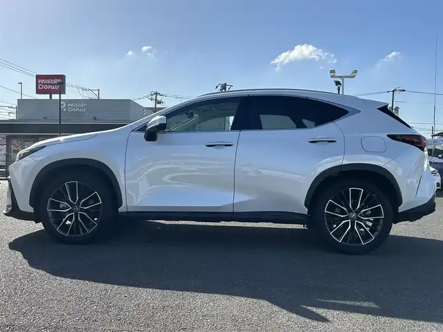 レクサス ＮＸ 350h バージョンL 広島県 2023(令5)年 3.7万km ソニッククォーツ ワンオーナー/純正メモリーナビ/　【BT/フルセグTV/USB/Miracast】/全方位カメラ/クルーズコントロール(追従走行有り)/衝突被害軽減ブレーキ(プリクラッシュセーフティ：PCS)/車線逸脱警報(レーンディバーチャーアラート：LTA)/先行車発進告知機能/ブラインドスポットモニター(後側方車両検知警報：BSM)/ロードサインアシスト(標識読み取りディスプレイ：RSA)/ヘッドアップディスプレイ/サンルーフ/レザーシート/シートヒーター/エアシート/パワーシート(メモリ機能有り)/ハンドルヒーター/クリアランスソナー/コーナー、バックセンサー/パワーバックドア/ビルトインETC/純正ドライブレコーダー/パドルシフト/ステアリングヒーター/オートホールド/デジタルインナーミラー/オートリトラミラー/オートワイパー/オートライト/純正LEDライト/フォグランプ/スマートキー/プッシュスタート/MTモード付きAT/純正アルミホイール 20インチ/シーケンシャルウインカー/ウインカーミラー/フロアマット/新車時整備手帳（保証書）