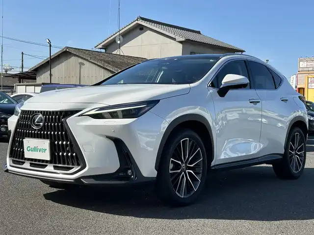 レクサス ＮＸ 350h バージョンL 広島県 2023(令5)年 3.7万km ソニッククォーツ ワンオーナー/純正メモリーナビ/　【BT/フルセグTV/USB/Miracast】/全方位カメラ/クルーズコントロール(追従走行有り)/衝突被害軽減ブレーキ(プリクラッシュセーフティ：PCS)/車線逸脱警報(レーンディバーチャーアラート：LTA)/先行車発進告知機能/ブラインドスポットモニター(後側方車両検知警報：BSM)/ロードサインアシスト(標識読み取りディスプレイ：RSA)/ヘッドアップディスプレイ/サンルーフ/レザーシート/シートヒーター/エアシート/パワーシート(メモリ機能有り)/ハンドルヒーター/クリアランスソナー/コーナー、バックセンサー/パワーバックドア/ビルトインETC/純正ドライブレコーダー/パドルシフト/ステアリングヒーター/オートホールド/デジタルインナーミラー/オートリトラミラー/オートワイパー/オートライト/純正LEDライト/フォグランプ/スマートキー/プッシュスタート/MTモード付きAT/純正アルミホイール 20インチ/シーケンシャルウインカー/ウインカーミラー/フロアマット/新車時整備手帳（保証書）