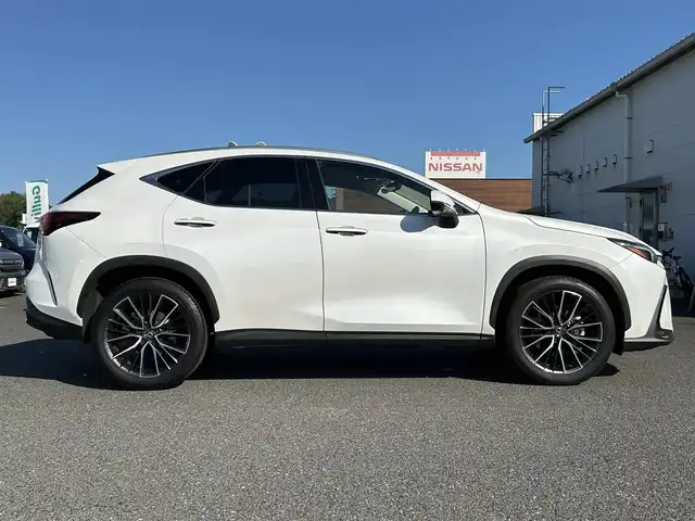 レクサス ＮＸ 350h バージョンL 広島県 2023(令5)年 3.7万km ソニッククォーツ ワンオーナー/純正メモリーナビ/　【BT/フルセグTV/USB/Miracast】/全方位カメラ/クルーズコントロール(追従走行有り)/衝突被害軽減ブレーキ(プリクラッシュセーフティ：PCS)/車線逸脱警報(レーンディバーチャーアラート：LTA)/先行車発進告知機能/ブラインドスポットモニター(後側方車両検知警報：BSM)/ロードサインアシスト(標識読み取りディスプレイ：RSA)/ヘッドアップディスプレイ/サンルーフ/レザーシート/シートヒーター/エアシート/パワーシート(メモリ機能有り)/ハンドルヒーター/クリアランスソナー/コーナー、バックセンサー/パワーバックドア/ビルトインETC/純正ドライブレコーダー/パドルシフト/ステアリングヒーター/オートホールド/デジタルインナーミラー/オートリトラミラー/オートワイパー/オートライト/純正LEDライト/フォグランプ/スマートキー/プッシュスタート/MTモード付きAT/純正アルミホイール 20インチ/シーケンシャルウインカー/ウインカーミラー/フロアマット/新車時整備手帳（保証書）