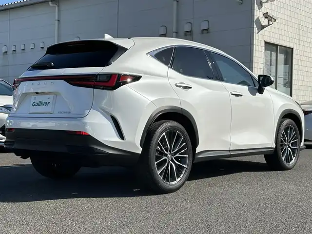 レクサス ＮＸ 350h バージョンL 広島県 2023(令5)年 3.7万km ソニッククォーツ ワンオーナー/純正メモリーナビ/　【BT/フルセグTV/USB/Miracast】/全方位カメラ/クルーズコントロール(追従走行有り)/衝突被害軽減ブレーキ(プリクラッシュセーフティ：PCS)/車線逸脱警報(レーンディバーチャーアラート：LTA)/先行車発進告知機能/ブラインドスポットモニター(後側方車両検知警報：BSM)/ロードサインアシスト(標識読み取りディスプレイ：RSA)/ヘッドアップディスプレイ/サンルーフ/レザーシート/シートヒーター/エアシート/パワーシート(メモリ機能有り)/ハンドルヒーター/クリアランスソナー/コーナー、バックセンサー/パワーバックドア/ビルトインETC/純正ドライブレコーダー/パドルシフト/ステアリングヒーター/オートホールド/デジタルインナーミラー/オートリトラミラー/オートワイパー/オートライト/純正LEDライト/フォグランプ/スマートキー/プッシュスタート/MTモード付きAT/純正アルミホイール 20インチ/シーケンシャルウインカー/ウインカーミラー/フロアマット/新車時整備手帳（保証書）
