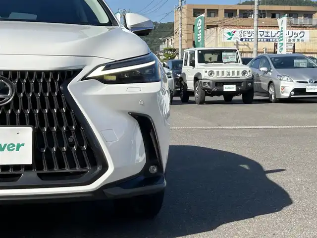 レクサス ＮＸ 350h バージョンL 広島県 2023(令5)年 3.7万km ソニッククォーツ ワンオーナー/純正メモリーナビ/　【BT/フルセグTV/USB/Miracast】/全方位カメラ/クルーズコントロール(追従走行有り)/衝突被害軽減ブレーキ(プリクラッシュセーフティ：PCS)/車線逸脱警報(レーンディバーチャーアラート：LTA)/先行車発進告知機能/ブラインドスポットモニター(後側方車両検知警報：BSM)/ロードサインアシスト(標識読み取りディスプレイ：RSA)/ヘッドアップディスプレイ/サンルーフ/レザーシート/シートヒーター/エアシート/パワーシート(メモリ機能有り)/ハンドルヒーター/クリアランスソナー/コーナー、バックセンサー/パワーバックドア/ビルトインETC/純正ドライブレコーダー/パドルシフト/ステアリングヒーター/オートホールド/デジタルインナーミラー/オートリトラミラー/オートワイパー/オートライト/純正LEDライト/フォグランプ/スマートキー/プッシュスタート/MTモード付きAT/純正アルミホイール 20インチ/シーケンシャルウインカー/ウインカーミラー/フロアマット/新車時整備手帳（保証書）