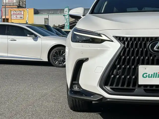 レクサス ＮＸ 350h バージョンL 広島県 2023(令5)年 3.7万km ソニッククォーツ ワンオーナー/純正メモリーナビ/　【BT/フルセグTV/USB/Miracast】/全方位カメラ/クルーズコントロール(追従走行有り)/衝突被害軽減ブレーキ(プリクラッシュセーフティ：PCS)/車線逸脱警報(レーンディバーチャーアラート：LTA)/先行車発進告知機能/ブラインドスポットモニター(後側方車両検知警報：BSM)/ロードサインアシスト(標識読み取りディスプレイ：RSA)/ヘッドアップディスプレイ/サンルーフ/レザーシート/シートヒーター/エアシート/パワーシート(メモリ機能有り)/ハンドルヒーター/クリアランスソナー/コーナー、バックセンサー/パワーバックドア/ビルトインETC/純正ドライブレコーダー/パドルシフト/ステアリングヒーター/オートホールド/デジタルインナーミラー/オートリトラミラー/オートワイパー/オートライト/純正LEDライト/フォグランプ/スマートキー/プッシュスタート/MTモード付きAT/純正アルミホイール 20インチ/シーケンシャルウインカー/ウインカーミラー/フロアマット/新車時整備手帳（保証書）