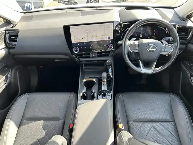 レクサス ＮＸ 350h バージョンL 広島県 2023(令5)年 3.7万km ソニッククォーツ ワンオーナー/純正メモリーナビ/　【BT/フルセグTV/USB/Miracast】/全方位カメラ/クルーズコントロール(追従走行有り)/衝突被害軽減ブレーキ(プリクラッシュセーフティ：PCS)/車線逸脱警報(レーンディバーチャーアラート：LTA)/先行車発進告知機能/ブラインドスポットモニター(後側方車両検知警報：BSM)/ロードサインアシスト(標識読み取りディスプレイ：RSA)/ヘッドアップディスプレイ/サンルーフ/レザーシート/シートヒーター/エアシート/パワーシート(メモリ機能有り)/ハンドルヒーター/クリアランスソナー/コーナー、バックセンサー/パワーバックドア/ビルトインETC/純正ドライブレコーダー/パドルシフト/ステアリングヒーター/オートホールド/デジタルインナーミラー/オートリトラミラー/オートワイパー/オートライト/純正LEDライト/フォグランプ/スマートキー/プッシュスタート/MTモード付きAT/純正アルミホイール 20インチ/シーケンシャルウインカー/ウインカーミラー/フロアマット/新車時整備手帳（保証書）