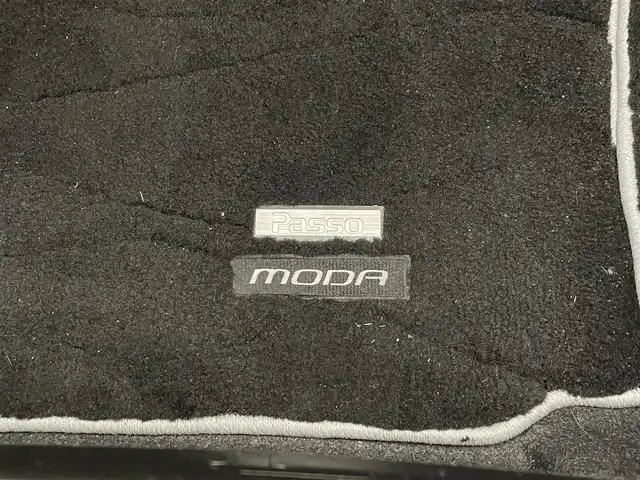 トヨタ パッソ モーダ　S 大阪府 2017(平29)年 5万km ブラックマイカメタリック/ダークエメラルドマイカ 2トーン スマートアシストII/　・衝突回避支援ブレーキ機能/　・衝突警報機能/　・車線逸脱警報機能/　・誤発進抑制制御機能/社外メモリナビ/　　CD/DVD/BT/フルセグTV/バックカメラ/LEDヘッドライト/社外14インチアルミホイール/コーナーセンサー/アイドリングストップ/スマートキー