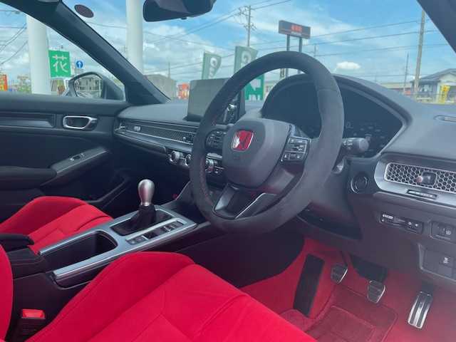 ホンダ シビック タイプR 三重県 2024(令6)年 0.1万km チャンピオンシップホワイト ホンダセンシング/・衝突軽減ブレーキ/・歩行者事故低減ステアリング/・路外逸脱抑制機能/・アダプティブクルーズコントロール/・車線維持支援システム/・近距離衝突軽減ブレーキ/・先行車発進お知らせ機能/・標識認識機能/・オートハイビーム/・ブラインドスポットインフォメーション/・パーキングセンサーシステム/・後退出庫サポート/1オーナー/9型ホンダコネクトディスプレイ/【Bluetooth/USB/スマホ連携機能】/バックカメラ/ビルトインETC2.0/オートライト/フルLEDヘッドランプ/265/30R19インチ純正AW/プッシュスタート/スマートキー/スペアキー/純正フロアマット