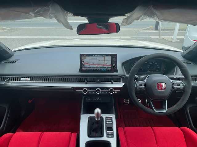 ホンダ シビック タイプR 三重県 2024(令6)年 0.1万km チャンピオンシップホワイト ホンダセンシング/・衝突軽減ブレーキ/・歩行者事故低減ステアリング/・路外逸脱抑制機能/・アダプティブクルーズコントロール/・車線維持支援システム/・近距離衝突軽減ブレーキ/・先行車発進お知らせ機能/・標識認識機能/・オートハイビーム/・ブラインドスポットインフォメーション/・パーキングセンサーシステム/・後退出庫サポート/1オーナー/9型ホンダコネクトディスプレイ/【Bluetooth/USB/スマホ連携機能】/バックカメラ/ビルトインETC2.0/オートライト/フルLEDヘッドランプ/265/30R19インチ純正AW/プッシュスタート/スマートキー/スペアキー/純正フロアマット