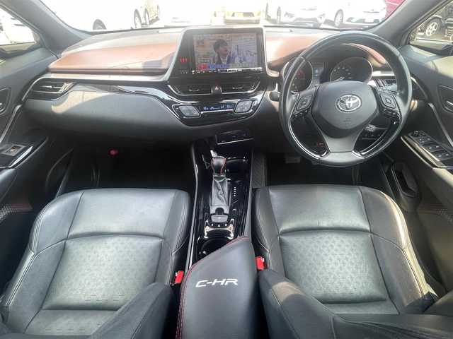 トヨタ Ｃ－ＨＲ G 島根県 2017(平29)年 4.1万km センシュアルレッドマイカ ＡＬＰＩＮＥ製１１型メモリナビ　/フルセグTV　/ＤＶＤ再生　/Ｂｌｕｅｔｏｏｔｈ接続　/バックカメラ　/ビルトインＥＴＣ　/アダプティブクルーズコントロール　/衝突軽減ブレーキ　/レーンキープアシスト/本革シート　/前席シートヒーター　/前後コーナーセンサー　/オートハイビーム／ライト/スマートキー/プッシュスタート/純正ＬＥＤヘッドライト　/社外１７インチアルミホイール/純正フロアマット
