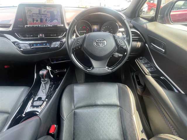 トヨタ Ｃ－ＨＲ G 島根県 2017(平29)年 4.1万km センシュアルレッドマイカ ＡＬＰＩＮＥ製１１型メモリナビ　/フルセグTV　/ＤＶＤ再生　/Ｂｌｕｅｔｏｏｔｈ接続　/バックカメラ　/ビルトインＥＴＣ　/アダプティブクルーズコントロール　/衝突軽減ブレーキ　/レーンキープアシスト/本革シート　/前席シートヒーター　/前後コーナーセンサー　/オートハイビーム／ライト/スマートキー/プッシュスタート/純正ＬＥＤヘッドライト　/社外１７インチアルミホイール/純正フロアマット