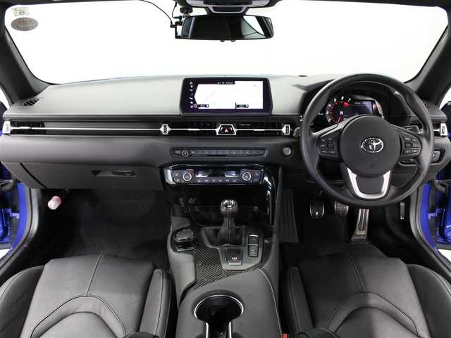 トヨタ スープラ RZ 三重県 2023(令5)年 1万km 青 OPブラック革シート/OPブラック革巻きステアリングホイール/プリクラッシュセーフティ/レーンディパーチャーアラート/ブラインドスポットモニター/アダプティブハイビーム/クルーズコントロール/クリアランスソナー/HDDナビゲーションシステム/・HDDナビ/・地デジTV/・HDDオーディオ/・8.8インチタッチディスプレイ/・Toyota Supra Connect/・Bluetooth/・USB入力端子/・カラーバックガイドモニター/JBLプレミアムサウンドシステム(12スピーカー)/バックカメラ/8.8インチTFTカラー液晶メーター/カラーヘッドアップディスプレイ/ユピテル前後ドライブレコーダー/純正19インチ10本スポークツヤ消ダークメタリック塗装鍛造アルミホイール/「Supra」ロゴ入brembo製レッドブレーキキャリパー/6灯式LEDヘッドランプ/・オートライト/アダプティブハイビーム/プッシュエンジンスタート/スマートキー×2/新車時保証書/取扱説明書
