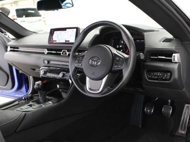 トヨタ スープラ RZ 三重県 2023(令5)年 1万km 青 OPブラック革シート/OPブラック革巻きステアリングホイール/プリクラッシュセーフティ/レーンディパーチャーアラート/ブラインドスポットモニター/アダプティブハイビーム/クルーズコントロール/クリアランスソナー/HDDナビゲーションシステム/・HDDナビ/・地デジTV/・HDDオーディオ/・8.8インチタッチディスプレイ/・Toyota Supra Connect/・Bluetooth/・USB入力端子/・カラーバックガイドモニター/JBLプレミアムサウンドシステム(12スピーカー)/バックカメラ/8.8インチTFTカラー液晶メーター/カラーヘッドアップディスプレイ/ユピテル前後ドライブレコーダー/純正19インチ10本スポークツヤ消ダークメタリック塗装鍛造アルミホイール/「Supra」ロゴ入brembo製レッドブレーキキャリパー/6灯式LEDヘッドランプ/・オートライト/アダプティブハイビーム/プッシュエンジンスタート/スマートキー×2/新車時保証書/取扱説明書