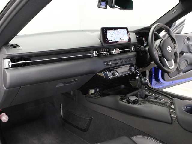 トヨタ スープラ RZ 三重県 2023(令5)年 1万km 青 OPブラック革シート/OPブラック革巻きステアリングホイール/プリクラッシュセーフティ/レーンディパーチャーアラート/ブラインドスポットモニター/アダプティブハイビーム/クルーズコントロール/クリアランスソナー/HDDナビゲーションシステム/・HDDナビ/・地デジTV/・HDDオーディオ/・8.8インチタッチディスプレイ/・Toyota Supra Connect/・Bluetooth/・USB入力端子/・カラーバックガイドモニター/JBLプレミアムサウンドシステム(12スピーカー)/バックカメラ/8.8インチTFTカラー液晶メーター/カラーヘッドアップディスプレイ/ユピテル前後ドライブレコーダー/純正19インチ10本スポークツヤ消ダークメタリック塗装鍛造アルミホイール/「Supra」ロゴ入brembo製レッドブレーキキャリパー/6灯式LEDヘッドランプ/・オートライト/アダプティブハイビーム/プッシュエンジンスタート/スマートキー×2/新車時保証書/取扱説明書
