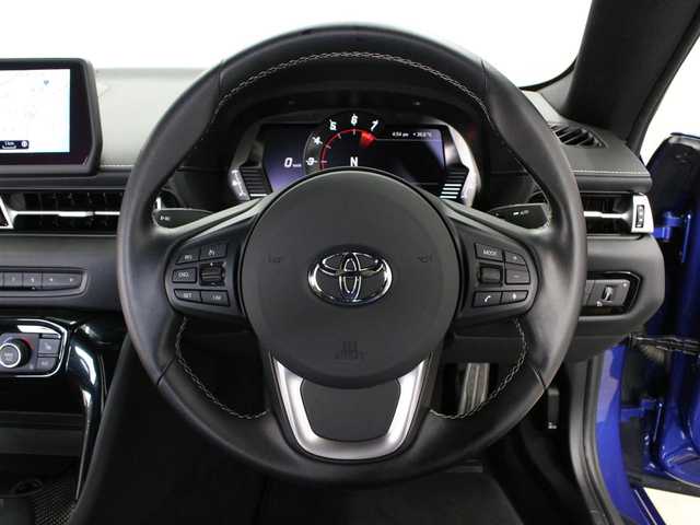 トヨタ スープラ RZ 三重県 2023(令5)年 1万km 青 OPブラック革シート/OPブラック革巻きステアリングホイール/プリクラッシュセーフティ/レーンディパーチャーアラート/ブラインドスポットモニター/アダプティブハイビーム/クルーズコントロール/クリアランスソナー/HDDナビゲーションシステム/・HDDナビ/・地デジTV/・HDDオーディオ/・8.8インチタッチディスプレイ/・Toyota Supra Connect/・Bluetooth/・USB入力端子/・カラーバックガイドモニター/JBLプレミアムサウンドシステム(12スピーカー)/バックカメラ/8.8インチTFTカラー液晶メーター/カラーヘッドアップディスプレイ/ユピテル前後ドライブレコーダー/純正19インチ10本スポークツヤ消ダークメタリック塗装鍛造アルミホイール/「Supra」ロゴ入brembo製レッドブレーキキャリパー/6灯式LEDヘッドランプ/・オートライト/アダプティブハイビーム/プッシュエンジンスタート/スマートキー×2/新車時保証書/取扱説明書