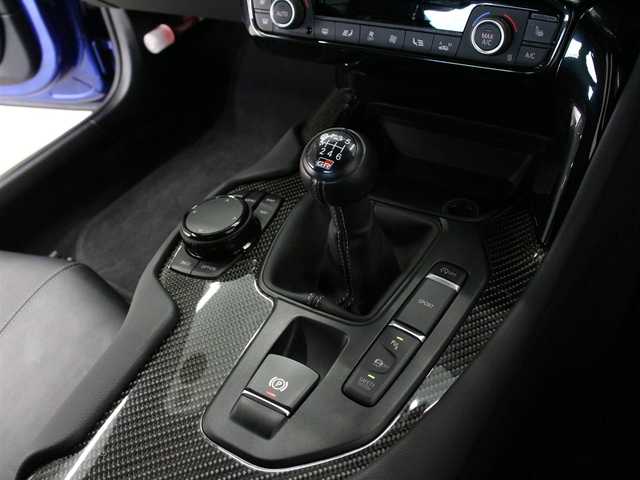 トヨタ スープラ RZ 三重県 2023(令5)年 1万km 青 OPブラック革シート/OPブラック革巻きステアリングホイール/プリクラッシュセーフティ/レーンディパーチャーアラート/ブラインドスポットモニター/アダプティブハイビーム/クルーズコントロール/クリアランスソナー/HDDナビゲーションシステム/・HDDナビ/・地デジTV/・HDDオーディオ/・8.8インチタッチディスプレイ/・Toyota Supra Connect/・Bluetooth/・USB入力端子/・カラーバックガイドモニター/JBLプレミアムサウンドシステム(12スピーカー)/バックカメラ/8.8インチTFTカラー液晶メーター/カラーヘッドアップディスプレイ/ユピテル前後ドライブレコーダー/純正19インチ10本スポークツヤ消ダークメタリック塗装鍛造アルミホイール/「Supra」ロゴ入brembo製レッドブレーキキャリパー/6灯式LEDヘッドランプ/・オートライト/アダプティブハイビーム/プッシュエンジンスタート/スマートキー×2/新車時保証書/取扱説明書