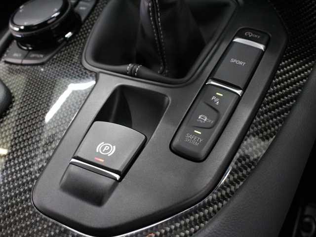 トヨタ スープラ RZ 三重県 2023(令5)年 1万km 青 OPブラック革シート/OPブラック革巻きステアリングホイール/プリクラッシュセーフティ/レーンディパーチャーアラート/ブラインドスポットモニター/アダプティブハイビーム/クルーズコントロール/クリアランスソナー/HDDナビゲーションシステム/・HDDナビ/・地デジTV/・HDDオーディオ/・8.8インチタッチディスプレイ/・Toyota Supra Connect/・Bluetooth/・USB入力端子/・カラーバックガイドモニター/JBLプレミアムサウンドシステム(12スピーカー)/バックカメラ/8.8インチTFTカラー液晶メーター/カラーヘッドアップディスプレイ/ユピテル前後ドライブレコーダー/純正19インチ10本スポークツヤ消ダークメタリック塗装鍛造アルミホイール/「Supra」ロゴ入brembo製レッドブレーキキャリパー/6灯式LEDヘッドランプ/・オートライト/アダプティブハイビーム/プッシュエンジンスタート/スマートキー×2/新車時保証書/取扱説明書