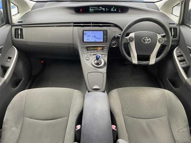 トヨタ プリウス S　LEDエディション 滋賀県 2011(平23)年 14.4万km グレーメタリック 純正７インチナビ/(CD/DVD/Bluetooth)/フルセグTV/ビルトインETC/ステアリングスイッチ/電動格納ミラー/純正１５インチアルミホイール/オートライト/プッシュスタート/スマートキー