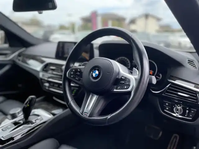 ＢＭＷ ５２３ｄ Mスポーツ 栃木県 2019(令1)年 4.9万km メディテラニアンブルー イノベーションパッケージ/ハイラインパッケージ/ブラックキドニーグリル/トランクスポイラー/コンフォートアクセス/インテリジェントセーフティ/ナビ/フルセグTV/全方位カメラ/ETC/ヘッドアップディスプレイ/ジェスチャーコントロール/パーキングアシスト /レーンキープアシスト/ブラインドスポット /黒革シート/パワーシート /全席シートヒーター /パワートランクリッド/PDC/ディスプレイキーあり