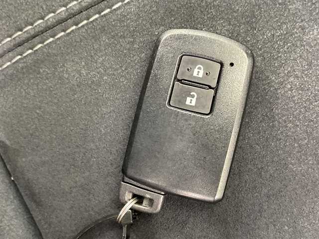 トヨタ プリウス α S ツーリングセレクション G’s 栃木県 2016(平28)年 7.2万km ホワイトパールクリスタルシャイン 禁煙車/ハーフレザーシート/オートライト/LEDヘッドライト/ステアリングスイッチ/革巻きステアリング/プッシュスタート/スマートキー/ウィンカーミラー/電動格納ミラー/社外フロアマット/純正18インチアルミホイール