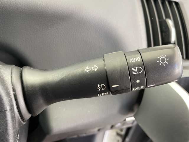 トヨタ プリウス α S ツーリングセレクション G’s 栃木県 2016(平28)年 7.2万km ホワイトパールクリスタルシャイン 禁煙車/ハーフレザーシート/オートライト/LEDヘッドライト/ステアリングスイッチ/革巻きステアリング/プッシュスタート/スマートキー/ウィンカーミラー/電動格納ミラー/社外フロアマット/純正18インチアルミホイール