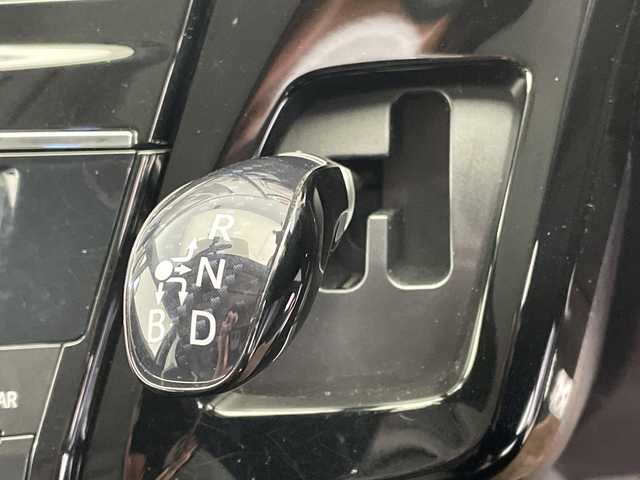 トヨタ プリウス α S ツーリングセレクション G’s 栃木県 2016(平28)年 7.2万km ホワイトパールクリスタルシャイン 禁煙車/ハーフレザーシート/オートライト/LEDヘッドライト/ステアリングスイッチ/革巻きステアリング/プッシュスタート/スマートキー/ウィンカーミラー/電動格納ミラー/社外フロアマット/純正18インチアルミホイール