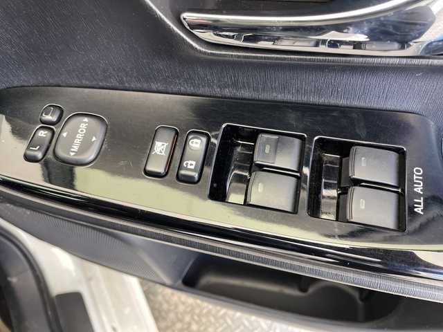 トヨタ プリウス α S ツーリングセレクション G’s 栃木県 2016(平28)年 7.2万km ホワイトパールクリスタルシャイン 禁煙車/ハーフレザーシート/オートライト/LEDヘッドライト/ステアリングスイッチ/革巻きステアリング/プッシュスタート/スマートキー/ウィンカーミラー/電動格納ミラー/社外フロアマット/純正18インチアルミホイール