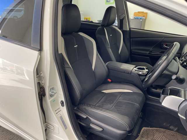 トヨタ プリウス α S ツーリングセレクション G’s 栃木県 2016(平28)年 7.2万km ホワイトパールクリスタルシャイン 禁煙車/ハーフレザーシート/オートライト/LEDヘッドライト/ステアリングスイッチ/革巻きステアリング/プッシュスタート/スマートキー/ウィンカーミラー/電動格納ミラー/社外フロアマット/純正18インチアルミホイール