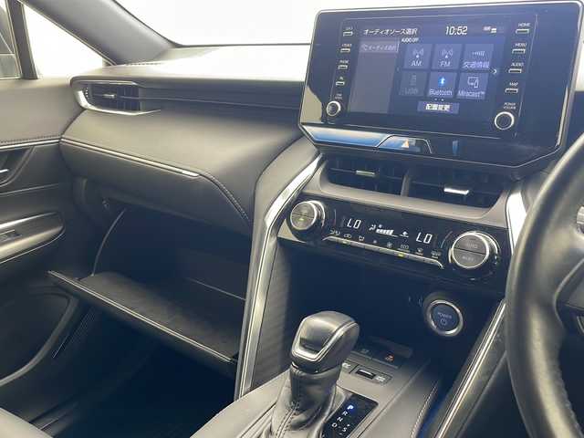 トヨタ ハリアー ハイブリッド G 沖縄県 2020(令2)年 7.5万km ホワイトパールクリスタルシャイン 純正ディスプレイオーディオ　/フルセグTV/Ｂｌｕｅｔｏｏｔｈ　/バックカメラ　/ＥＴＣ　/トヨタセーフティセンス/・衝突被害軽減ブレーキ (プリクラッシュセーフティ)																									/・ハンドル操作サポート (レーントレーシングアシスト)																									/・追従ドライブ支援機能 (レーダークルーズコントロール)																									/・車線はみ出しアラート (レーンディパーチャーアラート)																									/・自動ハイビーム (オートマチックハイビーム)																									/ＬＥＤヘッドライト　/オートライト/デジタルインナーミラー　/ステアリングスイッチ/パワーバックドア　/電動パーキングブレーキ　/横滑り防止装置/純正フロアマット/純正18インチアルミホイール/スマートキー/スペアキー/プッシュスタート/保証書/取扱説明書