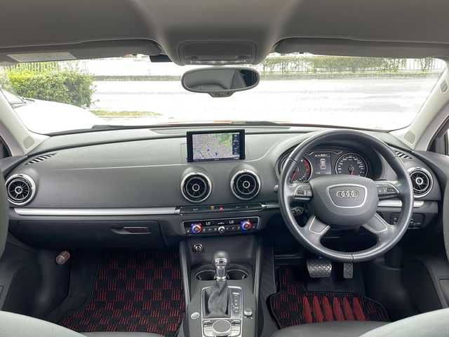 アウディ Ａ３ スポーツバック 1．4 TFSI 兵庫県 2015(平27)年 3.3万km 赤 ワンオーナー/ターボ/OP/コンビニエンスパッケージ/パーキングシステム（フロント/リア）/リアビューカメラ/アドバンスキーシステム/LEDライトパッケージ/LEDヘッドランプ/前席バニティミラー証明/読書灯（F/R）/エントランスランプ/フットランプ/インサイドドアハンドル照明/ドアリフレクター/カップホルダー照明/ラゲッジルームランプ/フロントフォグランプ無/レザーパッケージ/ミラノレザー（ブラック）/前席シートヒーター/パワーシート/MMIナビゲーションパッケージ/SSDナビ/タッチパッド/フルセグTV/CD/DVD/SDカードスロット/アウディコネクト/ステアリングスイッチ/パドルシフト/7インチディスプレイ/アダプティブクルーズコントロール/-/-/ETC2.0/純正フロアマット/取扱説明書・保証書・スペアキー