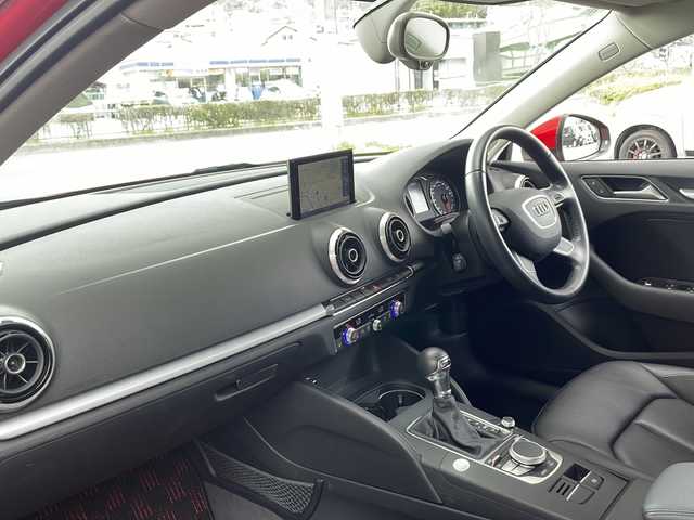 アウディ Ａ３ スポーツバック 1．4 TFSI 兵庫県 2015(平27)年 3.3万km 赤 ワンオーナー/ターボ/OP/コンビニエンスパッケージ/パーキングシステム（フロント/リア）/リアビューカメラ/アドバンスキーシステム/LEDライトパッケージ/LEDヘッドランプ/前席バニティミラー証明/読書灯（F/R）/エントランスランプ/フットランプ/インサイドドアハンドル照明/ドアリフレクター/カップホルダー照明/ラゲッジルームランプ/フロントフォグランプ無/レザーパッケージ/ミラノレザー（ブラック）/前席シートヒーター/パワーシート/MMIナビゲーションパッケージ/SSDナビ/タッチパッド/フルセグTV/CD/DVD/SDカードスロット/アウディコネクト/ステアリングスイッチ/パドルシフト/7インチディスプレイ/アダプティブクルーズコントロール/-/-/ETC2.0/純正フロアマット/取扱説明書・保証書・スペアキー