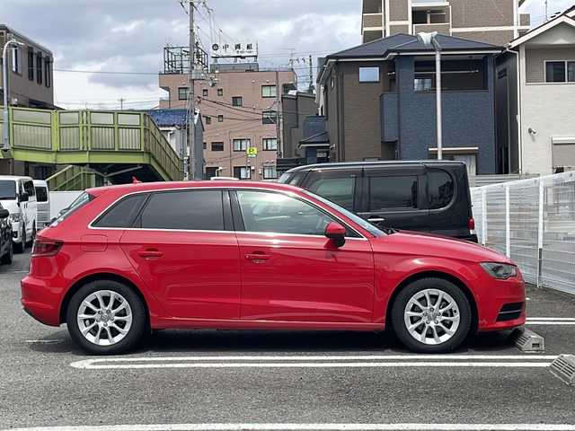 アウディ Ａ３ スポーツバック 1．4 TFSI 兵庫県 2015(平27)年 3.3万km 赤 ワンオーナー/ターボ/OP/コンビニエンスパッケージ/パーキングシステム（フロント/リア）/リアビューカメラ/アドバンスキーシステム/LEDライトパッケージ/LEDヘッドランプ/前席バニティミラー証明/読書灯（F/R）/エントランスランプ/フットランプ/インサイドドアハンドル照明/ドアリフレクター/カップホルダー照明/ラゲッジルームランプ/フロントフォグランプ無/レザーパッケージ/ミラノレザー（ブラック）/前席シートヒーター/パワーシート/MMIナビゲーションパッケージ/SSDナビ/タッチパッド/フルセグTV/CD/DVD/SDカードスロット/アウディコネクト/ステアリングスイッチ/パドルシフト/7インチディスプレイ/アダプティブクルーズコントロール/-/-/ETC2.0/純正フロアマット/取扱説明書・保証書・スペアキー