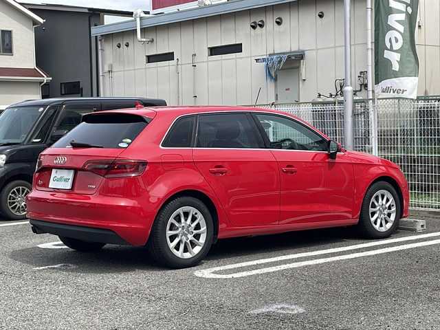 アウディ Ａ３ スポーツバック 1．4 TFSI 兵庫県 2015(平27)年 3.3万km 赤 ワンオーナー/ターボ/OP/コンビニエンスパッケージ/パーキングシステム（フロント/リア）/リアビューカメラ/アドバンスキーシステム/LEDライトパッケージ/LEDヘッドランプ/前席バニティミラー証明/読書灯（F/R）/エントランスランプ/フットランプ/インサイドドアハンドル照明/ドアリフレクター/カップホルダー照明/ラゲッジルームランプ/フロントフォグランプ無/レザーパッケージ/ミラノレザー（ブラック）/前席シートヒーター/パワーシート/MMIナビゲーションパッケージ/SSDナビ/タッチパッド/フルセグTV/CD/DVD/SDカードスロット/アウディコネクト/ステアリングスイッチ/パドルシフト/7インチディスプレイ/アダプティブクルーズコントロール/-/-/ETC2.0/純正フロアマット/取扱説明書・保証書・スペアキー