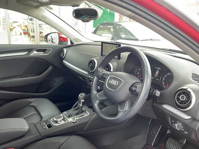 アウディ Ａ３ スポーツバック 1．4 TFSI 兵庫県 2015(平27)年 3.3万km 赤 ワンオーナー/ターボ/OP/コンビニエンスパッケージ/パーキングシステム（フロント/リア）/リアビューカメラ/アドバンスキーシステム/LEDライトパッケージ/LEDヘッドランプ/前席バニティミラー証明/読書灯（F/R）/エントランスランプ/フットランプ/インサイドドアハンドル照明/ドアリフレクター/カップホルダー照明/ラゲッジルームランプ/フロントフォグランプ無/レザーパッケージ/ミラノレザー（ブラック）/前席シートヒーター/パワーシート/MMIナビゲーションパッケージ/SSDナビ/タッチパッド/フルセグTV/CD/DVD/SDカードスロット/アウディコネクト/ステアリングスイッチ/パドルシフト/7インチディスプレイ/アダプティブクルーズコントロール/-/-/ETC2.0/純正フロアマット/取扱説明書・保証書・スペアキー