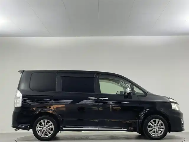 トヨタ ヴォクシー ZS 煌Ⅱ 埼玉県 2012(平24)年 9.5万km ブラック 両側パワースライドドア　純正８インチディーラーナビ　ＭＳＶ　Ｂｌｕｅｔｏｏｔｈ　ＤＶＤ再生　フルセグＴＶ　純正フリップダウンモニター　スマートキー　プッシュスタート　ビルトインＥＴＣ　パドルシフト