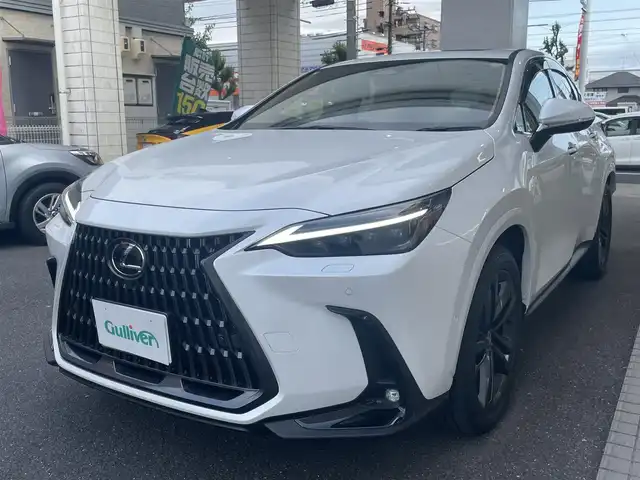 レクサス ＮＸ 350h バージョンL 愛知県 2025(令7)年 0.1万km ソニッククォーツ ワンオーナー/ムーンルーフ/レザーシート〈ヘーゼル〉/前席パワーシート/前席シートヒーター＆ベンチレーション/後部席シートヒーター/後部席電動格納/純正14インチディスプレイオプラス/・車載ナビ／Bluetooth／地デジTV/レクサスプレミアムサウンドシステム/バック＆アラウンドビューカメラ/ハンズフリーパワーバックドア/ヘッドアップディスプレイ/デジタルインナーミラー/三眼LEDヘッドライト/Lexus SAFETY SYSTEM+/・プリクラッシュセーフティ/・レーンディパーチャーアラート/・レーントレーシングアシスト/・レーダークルーズコントロール/・先行車発進告知/・オートマチックハイビーム/・プロアクティブドライビングアシスト/ブラインドスポットモニター/リモート機能付アドバンスドパーク/純正20インチAW/スマートキー×2＆カードキー〈ケース付〉