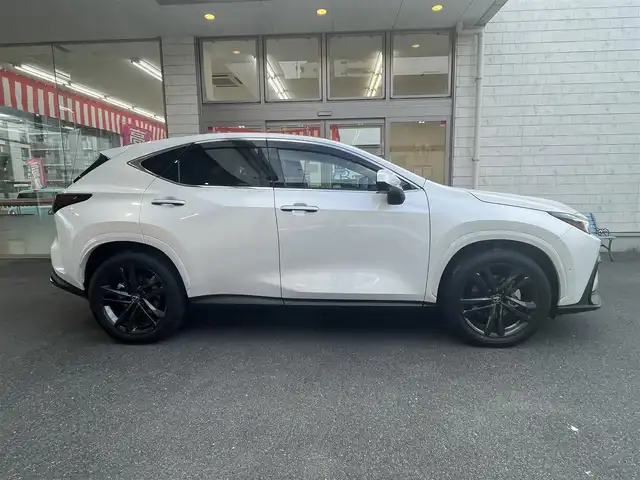 レクサス ＮＸ 350h バージョンL 愛知県 2025(令7)年 0.1万km ソニッククォーツ ワンオーナー/ムーンルーフ/レザーシート〈ヘーゼル〉/前席パワーシート/前席シートヒーター＆ベンチレーション/後部席シートヒーター/後部席電動格納/純正14インチディスプレイオプラス/・車載ナビ／Bluetooth／地デジTV/レクサスプレミアムサウンドシステム/バック＆アラウンドビューカメラ/ハンズフリーパワーバックドア/ヘッドアップディスプレイ/デジタルインナーミラー/三眼LEDヘッドライト/Lexus SAFETY SYSTEM+/・プリクラッシュセーフティ/・レーンディパーチャーアラート/・レーントレーシングアシスト/・レーダークルーズコントロール/・先行車発進告知/・オートマチックハイビーム/・プロアクティブドライビングアシスト/ブラインドスポットモニター/リモート機能付アドバンスドパーク/純正20インチAW/スマートキー×2＆カードキー〈ケース付〉