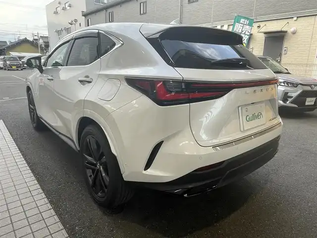 レクサス ＮＸ 350h バージョンL 愛知県 2025(令7)年 0.1万km ソニッククォーツ ワンオーナー/ムーンルーフ/レザーシート〈ヘーゼル〉/前席パワーシート/前席シートヒーター＆ベンチレーション/後部席シートヒーター/後部席電動格納/純正14インチディスプレイオプラス/・車載ナビ／Bluetooth／地デジTV/レクサスプレミアムサウンドシステム/バック＆アラウンドビューカメラ/ハンズフリーパワーバックドア/ヘッドアップディスプレイ/デジタルインナーミラー/三眼LEDヘッドライト/Lexus SAFETY SYSTEM+/・プリクラッシュセーフティ/・レーンディパーチャーアラート/・レーントレーシングアシスト/・レーダークルーズコントロール/・先行車発進告知/・オートマチックハイビーム/・プロアクティブドライビングアシスト/ブラインドスポットモニター/リモート機能付アドバンスドパーク/純正20インチAW/スマートキー×2＆カードキー〈ケース付〉