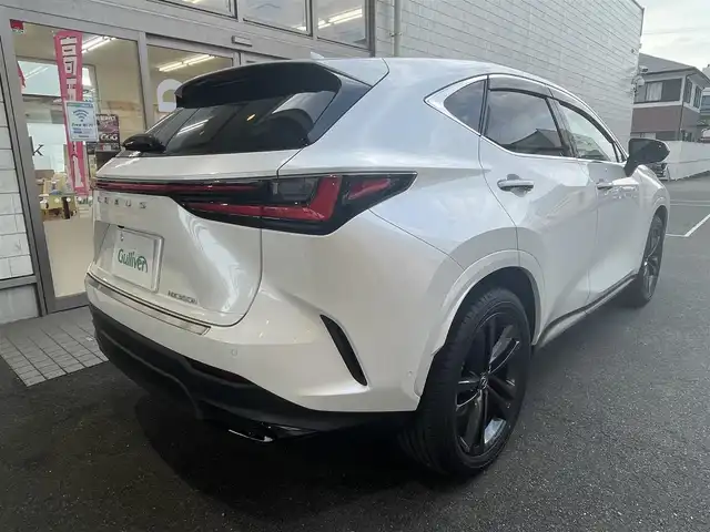 レクサス ＮＸ 350h バージョンL 愛知県 2025(令7)年 0.1万km ソニッククォーツ ワンオーナー/ムーンルーフ/レザーシート〈ヘーゼル〉/前席パワーシート/前席シートヒーター＆ベンチレーション/後部席シートヒーター/後部席電動格納/純正14インチディスプレイオプラス/・車載ナビ／Bluetooth／地デジTV/レクサスプレミアムサウンドシステム/バック＆アラウンドビューカメラ/ハンズフリーパワーバックドア/ヘッドアップディスプレイ/デジタルインナーミラー/三眼LEDヘッドライト/Lexus SAFETY SYSTEM+/・プリクラッシュセーフティ/・レーンディパーチャーアラート/・レーントレーシングアシスト/・レーダークルーズコントロール/・先行車発進告知/・オートマチックハイビーム/・プロアクティブドライビングアシスト/ブラインドスポットモニター/リモート機能付アドバンスドパーク/純正20インチAW/スマートキー×2＆カードキー〈ケース付〉