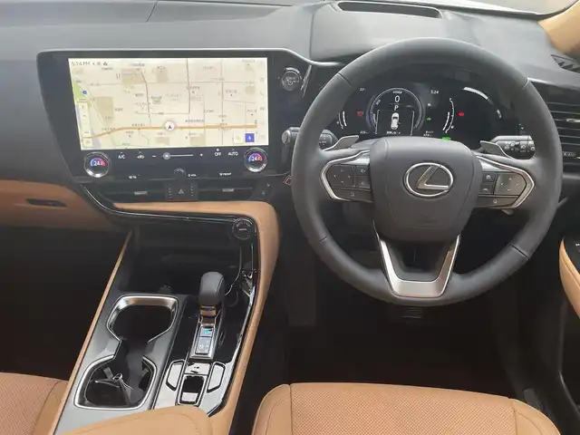 レクサス ＮＸ 350h バージョンL 愛知県 2025(令7)年 0.1万km ソニッククォーツ ワンオーナー/ムーンルーフ/レザーシート〈ヘーゼル〉/前席パワーシート/前席シートヒーター＆ベンチレーション/後部席シートヒーター/後部席電動格納/純正14インチディスプレイオプラス/・車載ナビ／Bluetooth／地デジTV/レクサスプレミアムサウンドシステム/バック＆アラウンドビューカメラ/ハンズフリーパワーバックドア/ヘッドアップディスプレイ/デジタルインナーミラー/三眼LEDヘッドライト/Lexus SAFETY SYSTEM+/・プリクラッシュセーフティ/・レーンディパーチャーアラート/・レーントレーシングアシスト/・レーダークルーズコントロール/・先行車発進告知/・オートマチックハイビーム/・プロアクティブドライビングアシスト/ブラインドスポットモニター/リモート機能付アドバンスドパーク/純正20インチAW/スマートキー×2＆カードキー〈ケース付〉