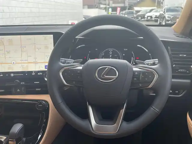 レクサス ＮＸ 350h バージョンL 愛知県 2025(令7)年 0.1万km ソニッククォーツ ワンオーナー/ムーンルーフ/レザーシート〈ヘーゼル〉/前席パワーシート/前席シートヒーター＆ベンチレーション/後部席シートヒーター/後部席電動格納/純正14インチディスプレイオプラス/・車載ナビ／Bluetooth／地デジTV/レクサスプレミアムサウンドシステム/バック＆アラウンドビューカメラ/ハンズフリーパワーバックドア/ヘッドアップディスプレイ/デジタルインナーミラー/三眼LEDヘッドライト/Lexus SAFETY SYSTEM+/・プリクラッシュセーフティ/・レーンディパーチャーアラート/・レーントレーシングアシスト/・レーダークルーズコントロール/・先行車発進告知/・オートマチックハイビーム/・プロアクティブドライビングアシスト/ブラインドスポットモニター/リモート機能付アドバンスドパーク/純正20インチAW/スマートキー×2＆カードキー〈ケース付〉